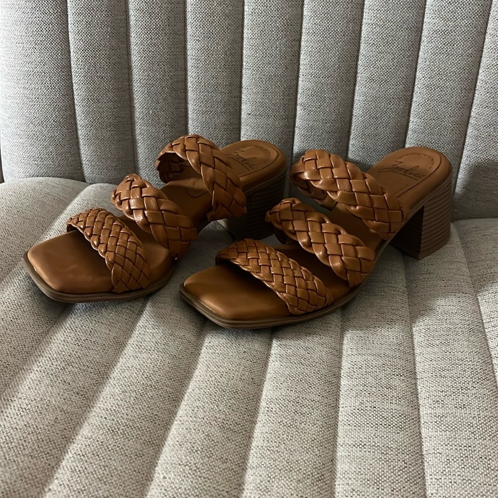 Zodiac Lilah Heeled Sandal. Color: Caramel.